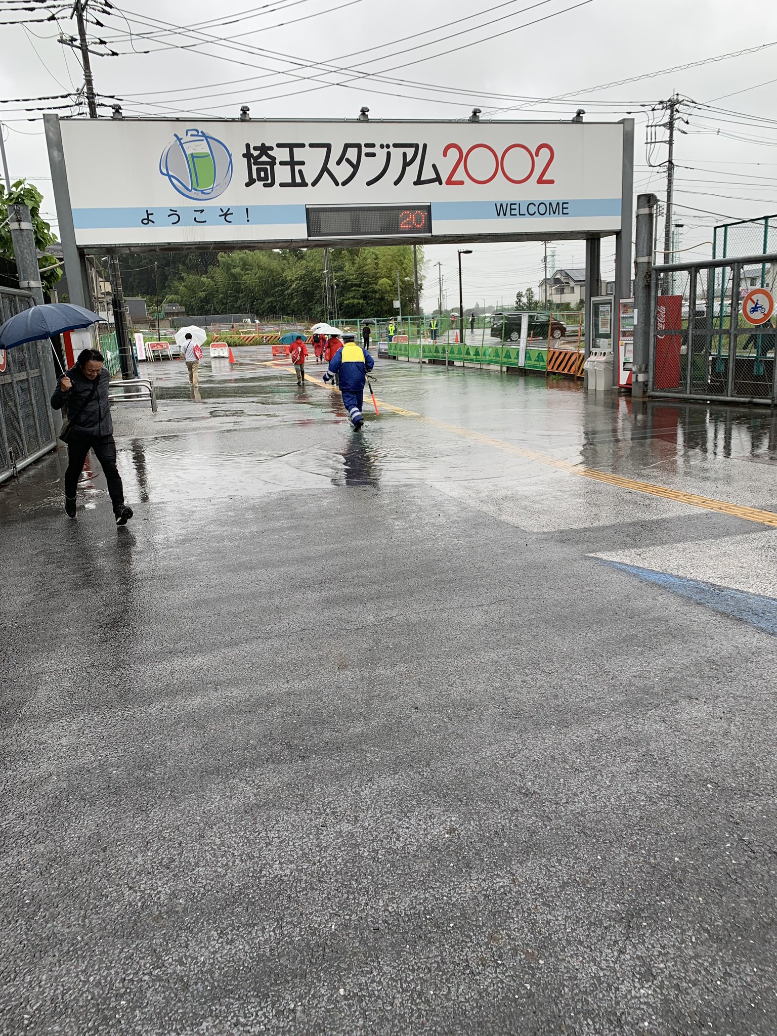 画像 これから埼スタへ向かう方へ 浦和美園からスタジアムへの歩行者専用通路 ここが冠水してます 逃げ道ないので 駅から 外側の道を通ることをおすすめします 埼スタ まとめダネ 画像 これから埼スタへ向かう方へ 浦和美園からスタジアムへの歩行者専用通路 ここが冠水してます 逃げ道ないので 駅から 外側の道を通ることをおすすめします 埼スタ まとめダネ