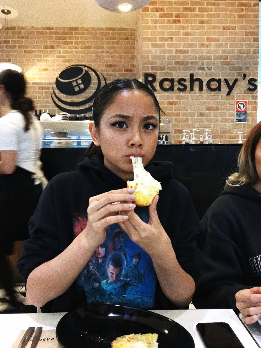 ylonaisart's tweet photo. uWU SOOO cuTEEE CHUBBY CHEEKS YOU GOT THERE QUEEN @ylona_garcia 🖤 https://t.co/lzQsbC2oas