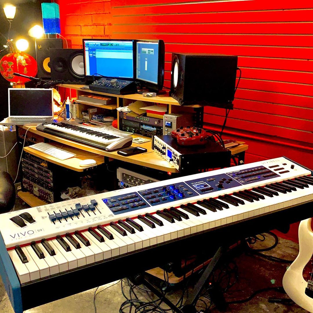 dexibellMI's tweet photo. Alex Alessandroni in the #Studio ๐น #vivos9 #dexibell #digitalpiano #keyboard #piano #pianoforte #pianostage #pianohome
#digitalorgan #handmade #handmadeinitaly #wood #VIVOS1
#VIVOS3 #VIVOS3PRO #VIVOS7 #VIVOS7PRO #VIVOS9 #VIVOSX7 #VIVOH1 #VIVOH3
#VIVOH7 #COMBOJ7 #CLASSICOL3 https://t.co/jDVj42eGYG