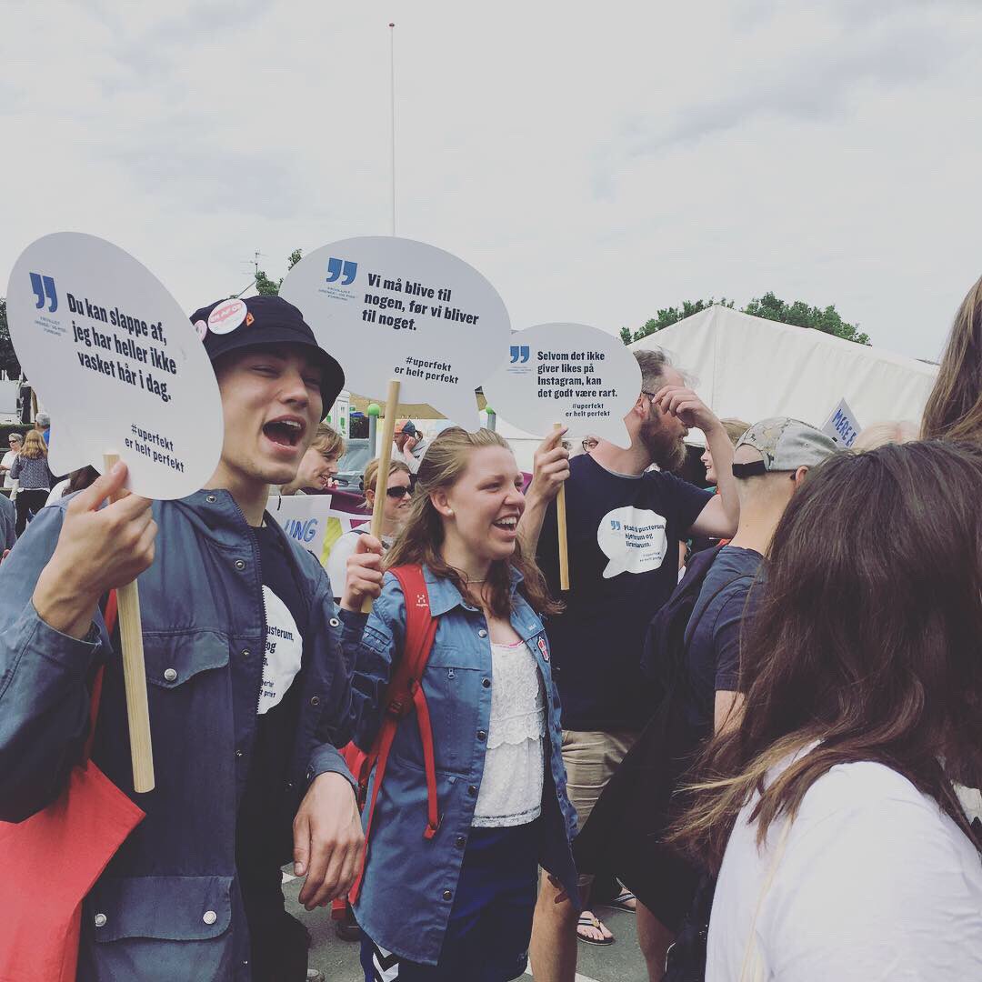 Nu på Folkemøde: vi marcherer for unges trivsel sammen andre ungdomsorganisationer - FDF sir vi må blive til nogen før vi kan blive til noget. Senere har vi en debat om unge og perfekthedskulturen. Vi ses i c25 kl. 13.30 #fmdk #unge