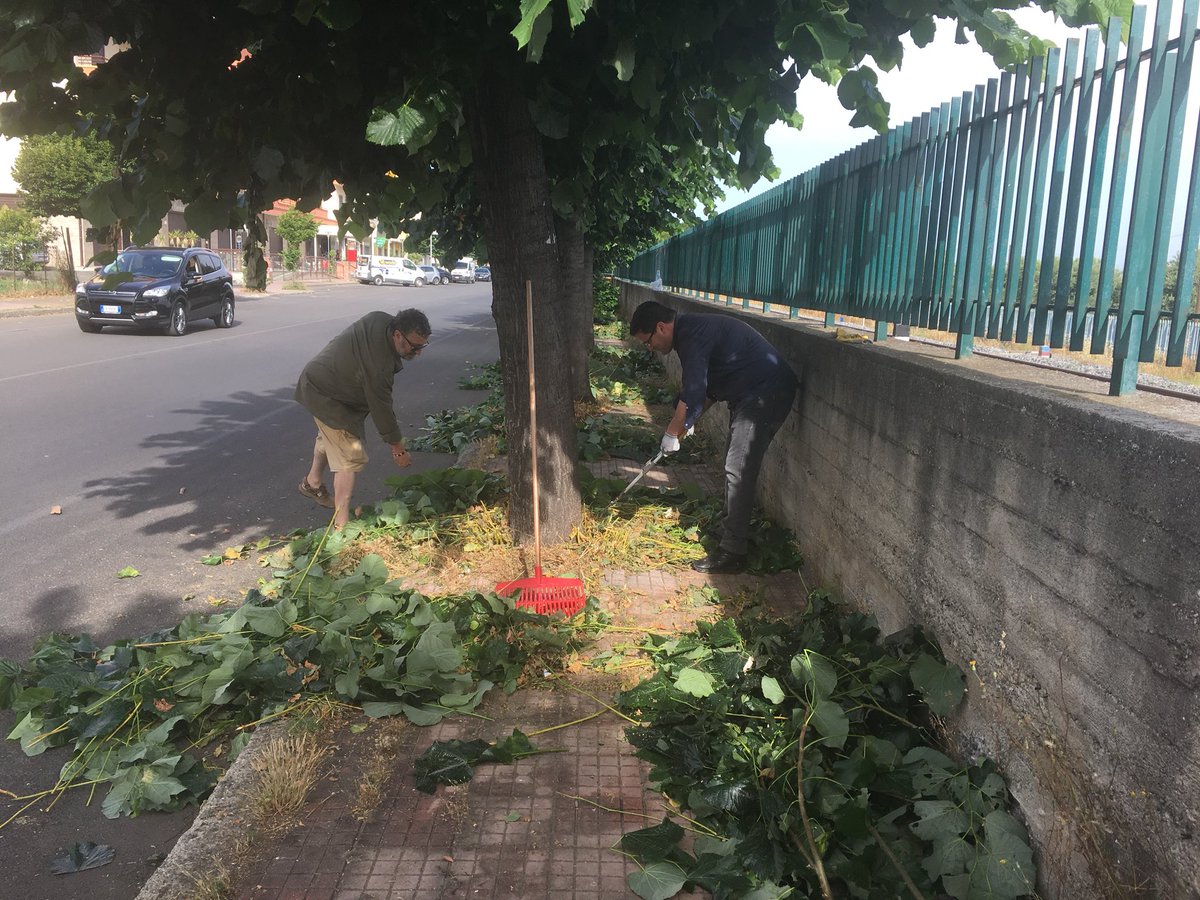 CivicaPer's tweet photo. E’ iniziata la pulizia anche su viale dei Normanni presto i cittadini potranno tornare ad usare il marciapiede e a fare le loro passeggiate. 
#stasisindaco #coriglianorossano #coriglianorossanofutura #coriglianorossanopulita #unitiperflaviostasisindaco #cittaincomune #interventi https://t.co/IC8s5sIb3Z