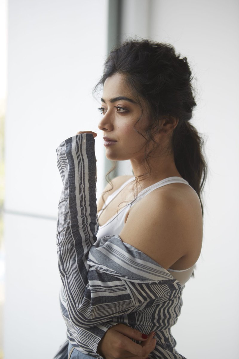 iamRashmika's tweet photo. 🙈💛 https://t.co/DWfVjk2Dqz