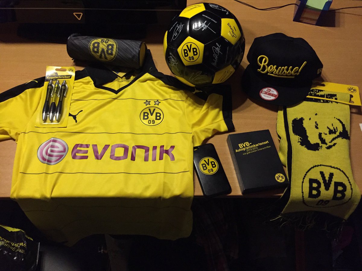 2015年
高校1年生の頃
初めてドルトムントのファンショップ(デュイスブルク)へ

あまりに興奮しすぎて、高校生ながら爆買い🐝

この時買ったペンケースは今も使っているし、全て大切に保管してあります👍