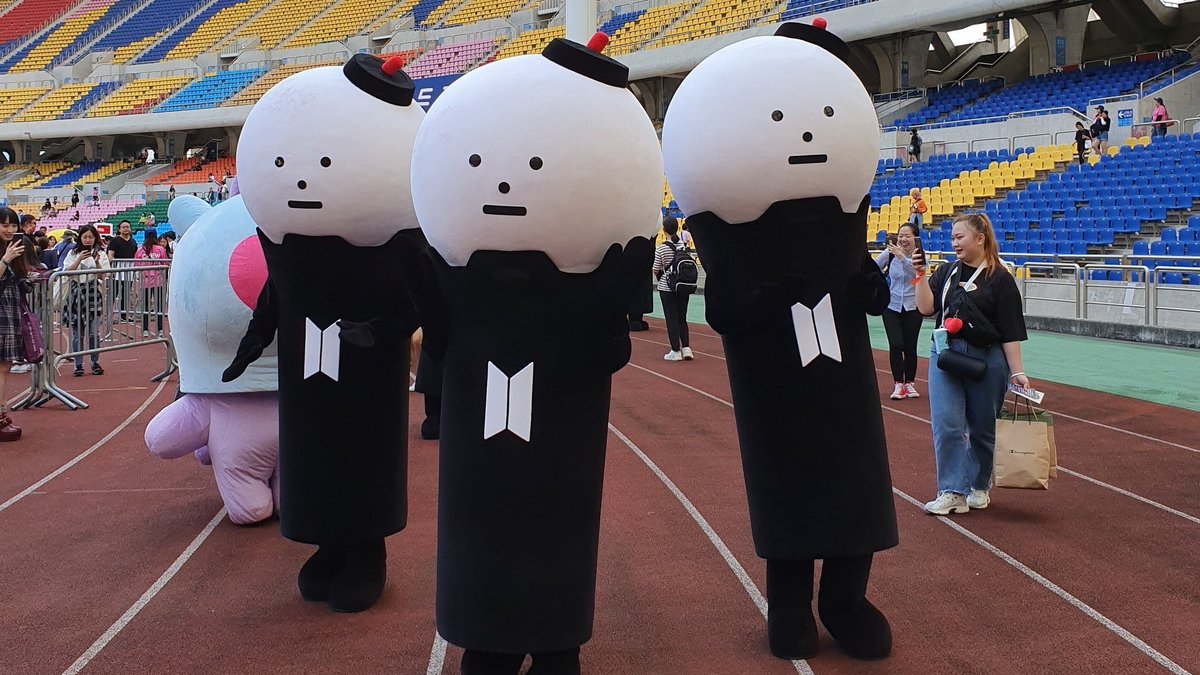discinserted's tweet image. the army bombs are adorable and idc what anyone else says #5THMUSTER #5THMUSTERINBUSAN #6YearsWithBTS