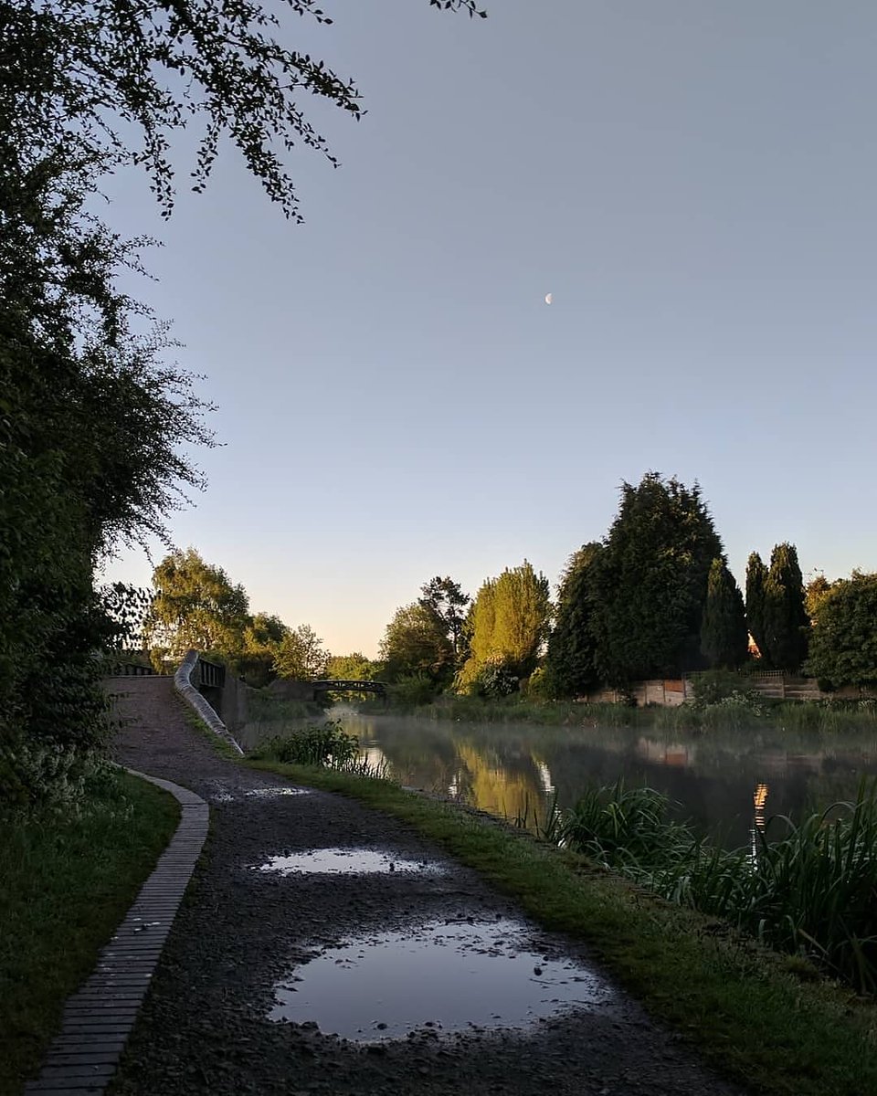 Sometimes you're better off leaving your earphones at home... #running #mindfulness #morningperson #discoversandwell #wednesbury #canal #blackcountry #poetry #fishermen #birdcall #woodpigeon #nature #rain #ukweather #asthma #lgbtqpoetry #lgbtq