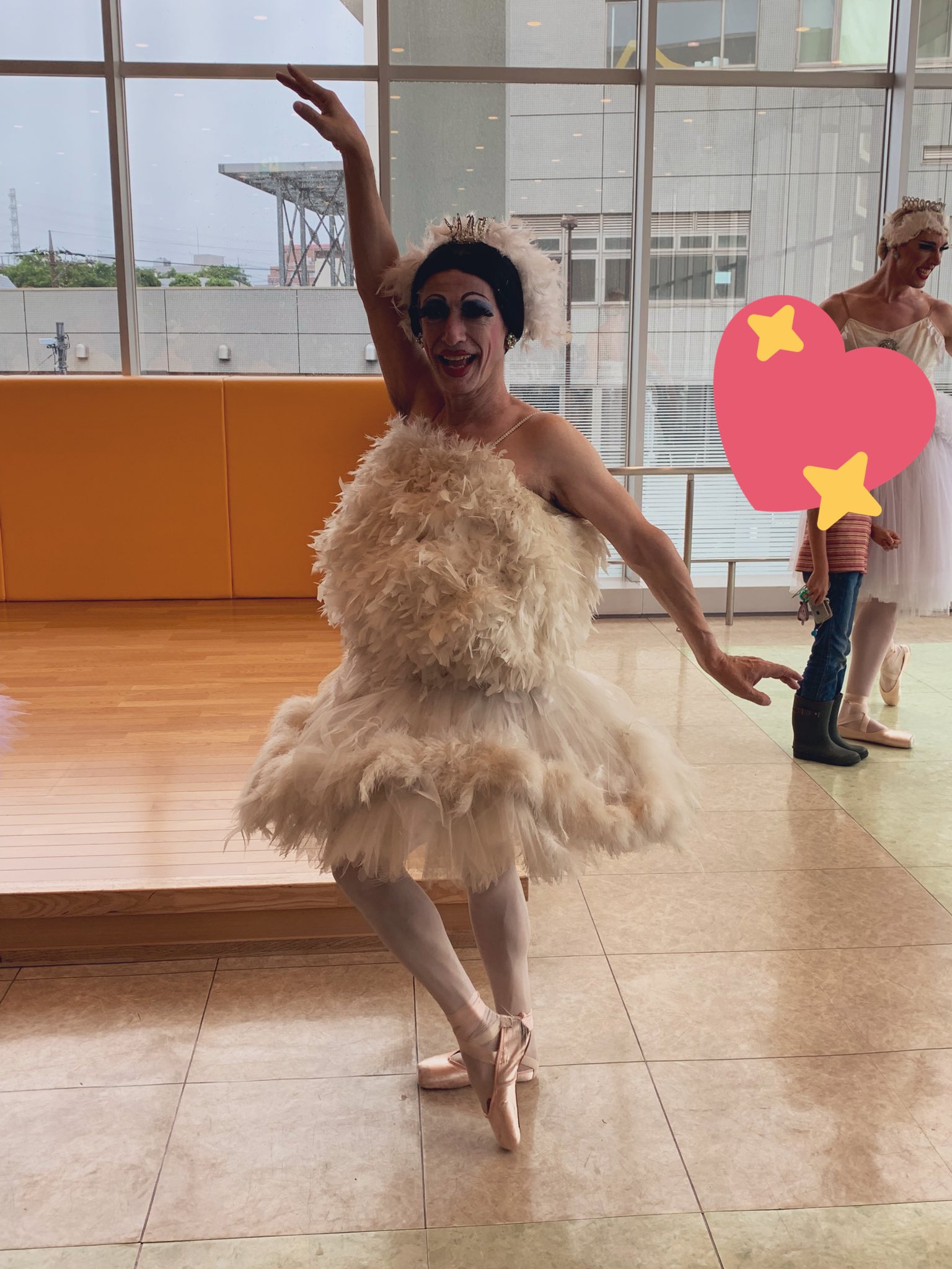 Emi ニナの瀕死の白鳥が観れて感動 終演後のファンサービスにて 疲れてるはずだけど汗だくでみんなファンと写真撮ったりしてた グランディーババレエ団 T Co Qo41ow1aea Twitter