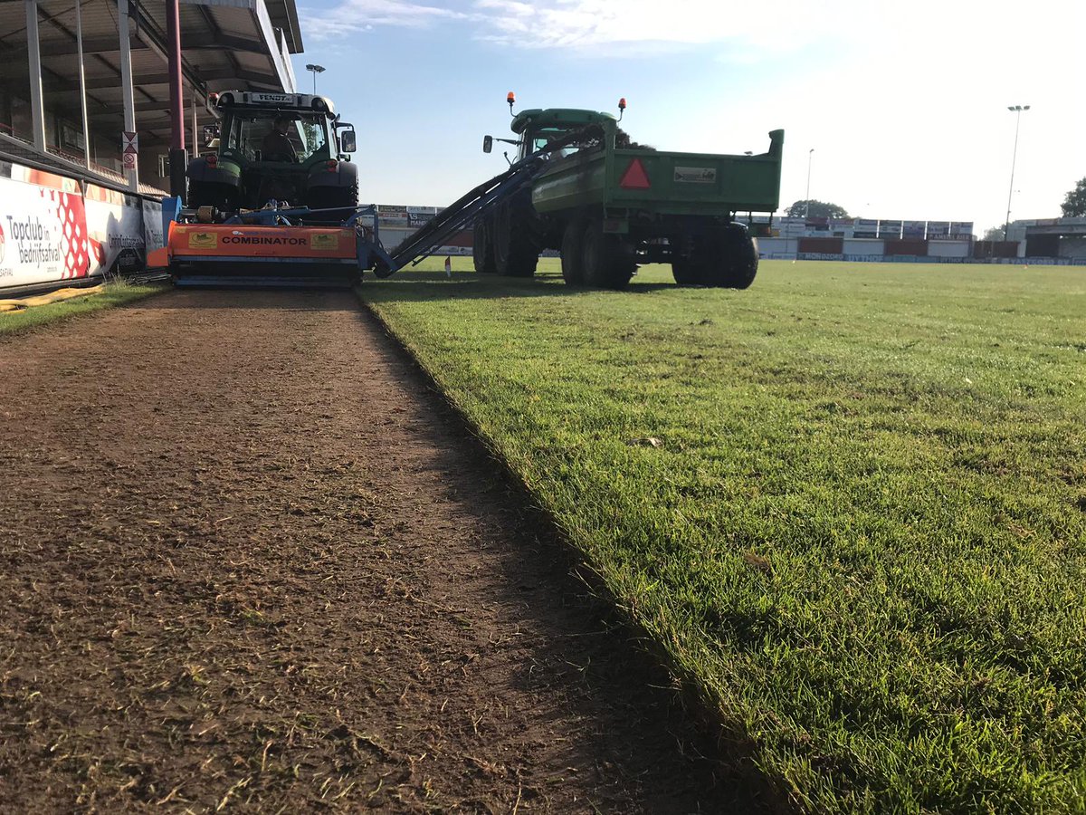 GrasShaker's tweet photo. This week started with renovation of the playing surface on the mainpitch @HarkemaseBoys. Powered by @Grasmeesters Support by #GrasJan.nl ⚽️♻️⛳
#Frazemowing #Recycledressing
@gazonbemesting https://t.co/k6yX7rcZrj