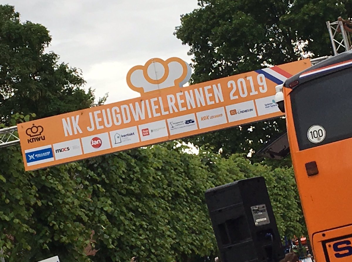We zijn er weer bij! Mooi parcours hier in Ameide, met een heus klimmetje en afdaling. #NK #Ameide #wielerpret