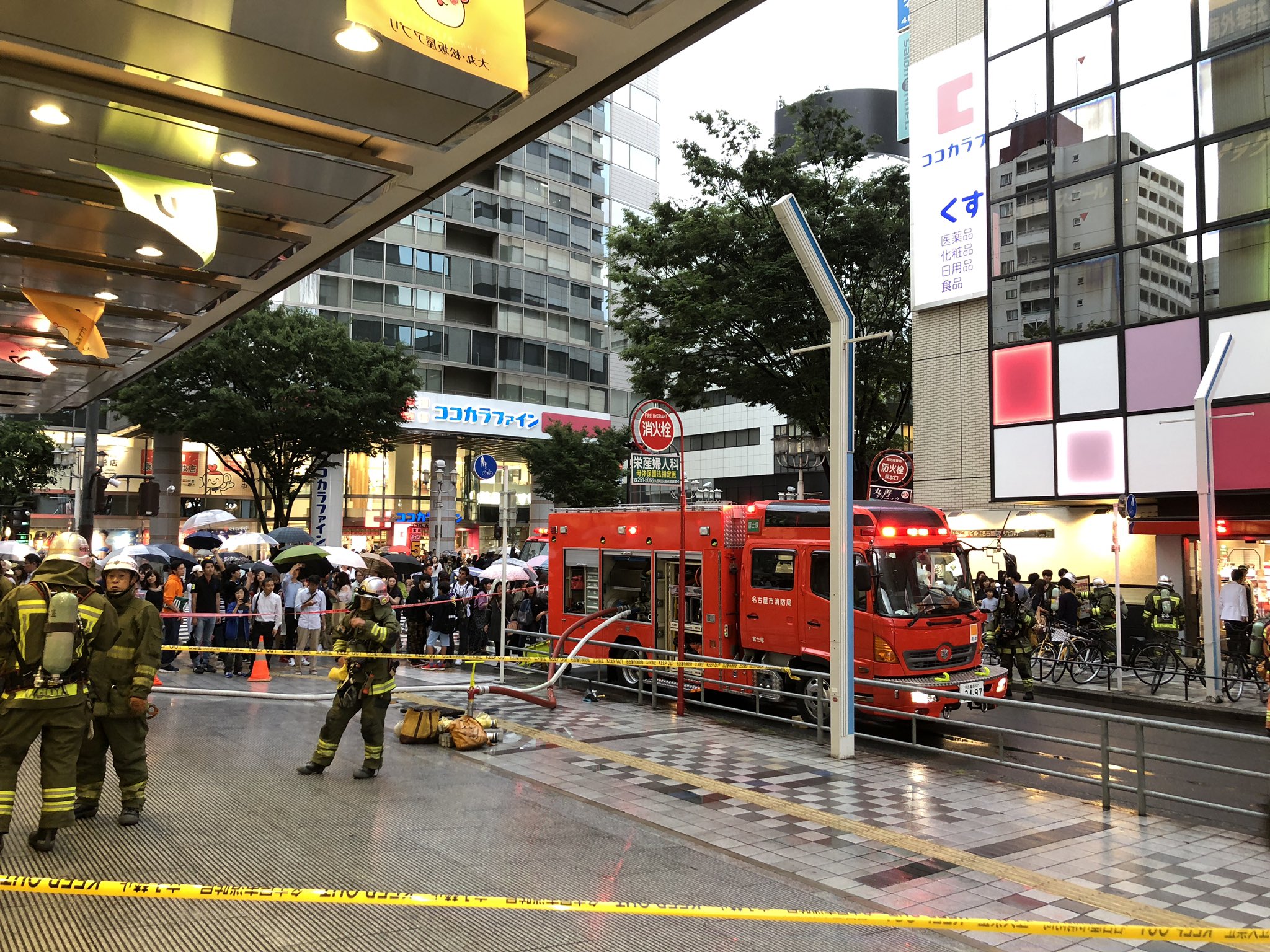 栄の松坂屋名古屋店の地下で火事が起き消防車が集結している画像