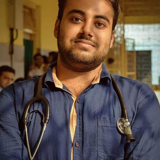 BoduBD4452's tweet photo. Dr. Paribaha Mukherjee
इस युवा हिन्दू डॉक्टर को बंगाल में ईंटों और पत्थरों से मारा गया
क्योंकि 85 साल के बूढ़े मोहम्मद शाहिद की हार्ट अटैक से मौत हो गयी
इस मोब लिंचिंग पर चुप रहना
अगर कहीं किसी कश्मीरी शॉल वाले के साथ धक्कामुक्की हो तो हंगामा करें
सेकुलरिज्म ख़तरे में हैं https://t.co/2t1FOYqCDd