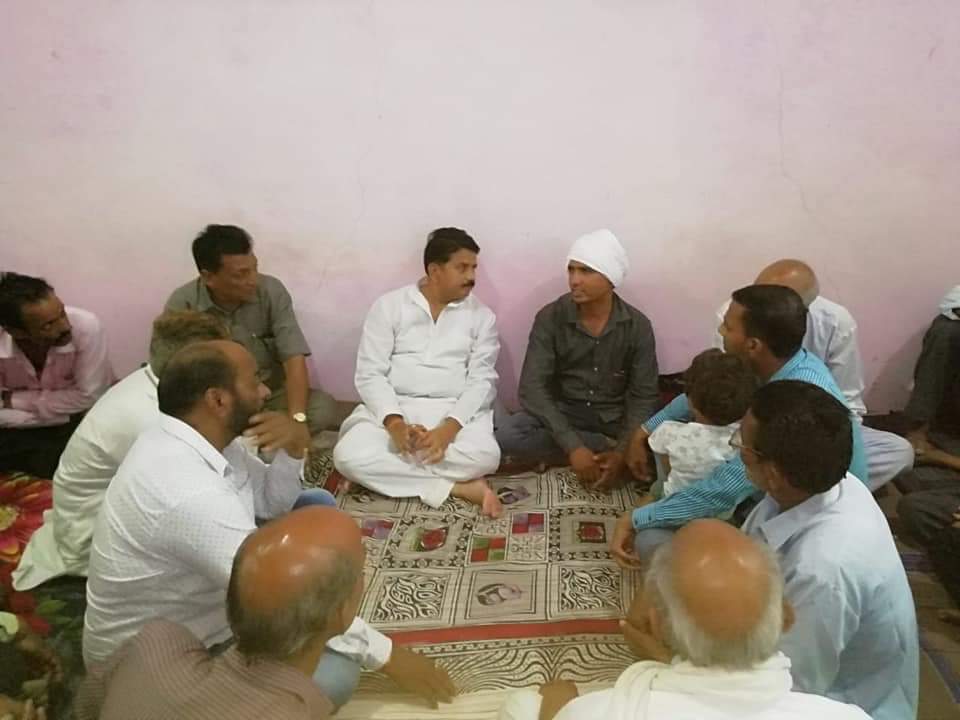 BalaBachchan9's tweet photo. आज गृह मंत्री श्री बाला बच्चन जी ग्राम साली पहुंचकर विक्रम परिहार जी के माता पिता जी के सड़क हादसे अस्मिक दुर्घटना में निधन होने पर शोक व्यक्त करने प���ुंचे https://t.co/nuVzocYZzk