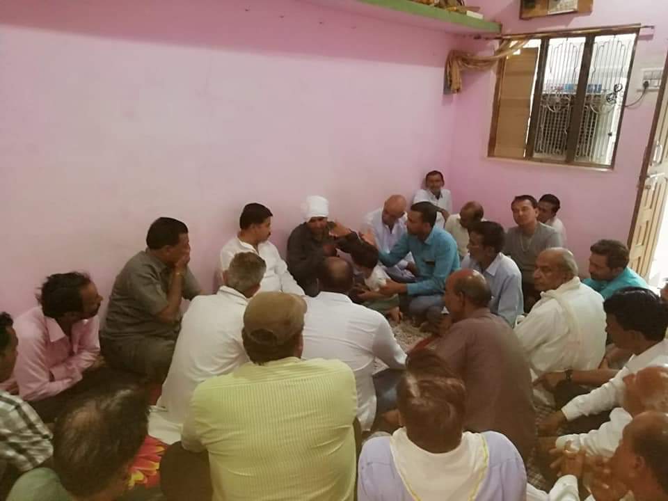 BalaBachchan9's tweet photo. आज गृह मंत्री श्री बाला बच्चन जी ग्राम साली पहुंचकर विक्रम परिहार जी के माता पिता जी के सड़क हादसे अस्मिक दुर्घटना में निधन होने पर शोक व्यक्त करने प���ुंचे https://t.co/nuVzocYZzk