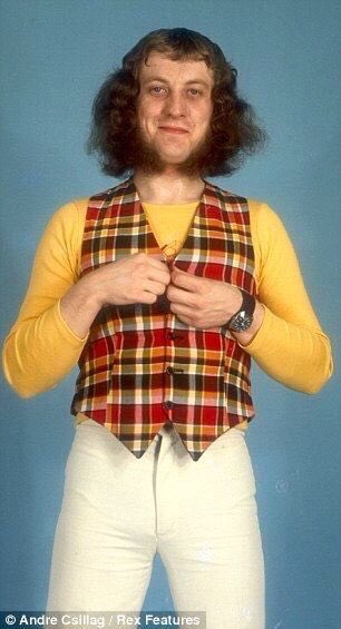 And it s a happy 73td birthday to Slade legend Noddy Holder!!! 