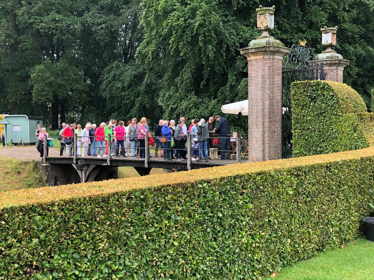 BingerdenNL's tweet photo. De poort is open en de rij is al gevormd. Fijn om te weten: het is hier droog! Vooruitzichten goed. #kwekerijdagen #Bingerden https://t.co/hLWSGarB5o