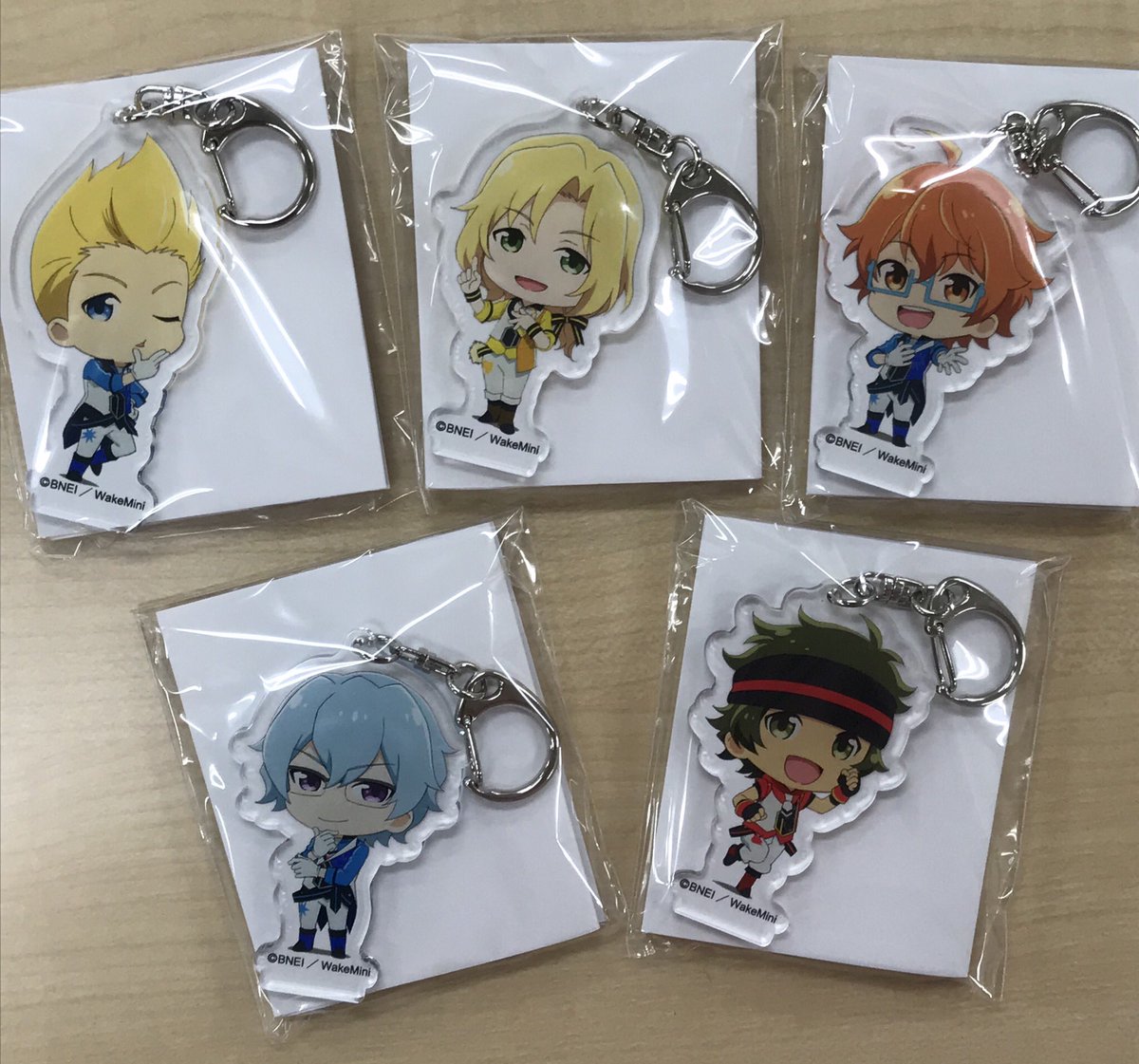 SideM_WakeMini's tweet image. 【物販情報】本日のイベント先行発売のグッズは、全てこのイベント用の描き下ろしイラストになります！ 写真はアクキー、トレーディング色紙、ストーンコースターになります。#ワケミニ