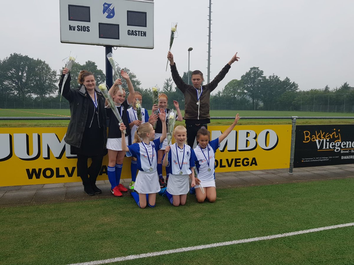 kv_sios's tweet photo. Mede dankzij de 11-0 overwinning van vandaag op @kvnoveas E3 is #kvsios E2 kampioen. Gefeliciteerd! https://t.co/ipf9HPSXus
