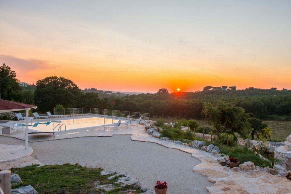 Finely restored trulli located in the heart of the Barsento hills, which sleeps up to 10 people and boasts a private salt water swimming pool.

bit.ly/2RhUx7O
#helloapulia #weareinpuglia #trulli