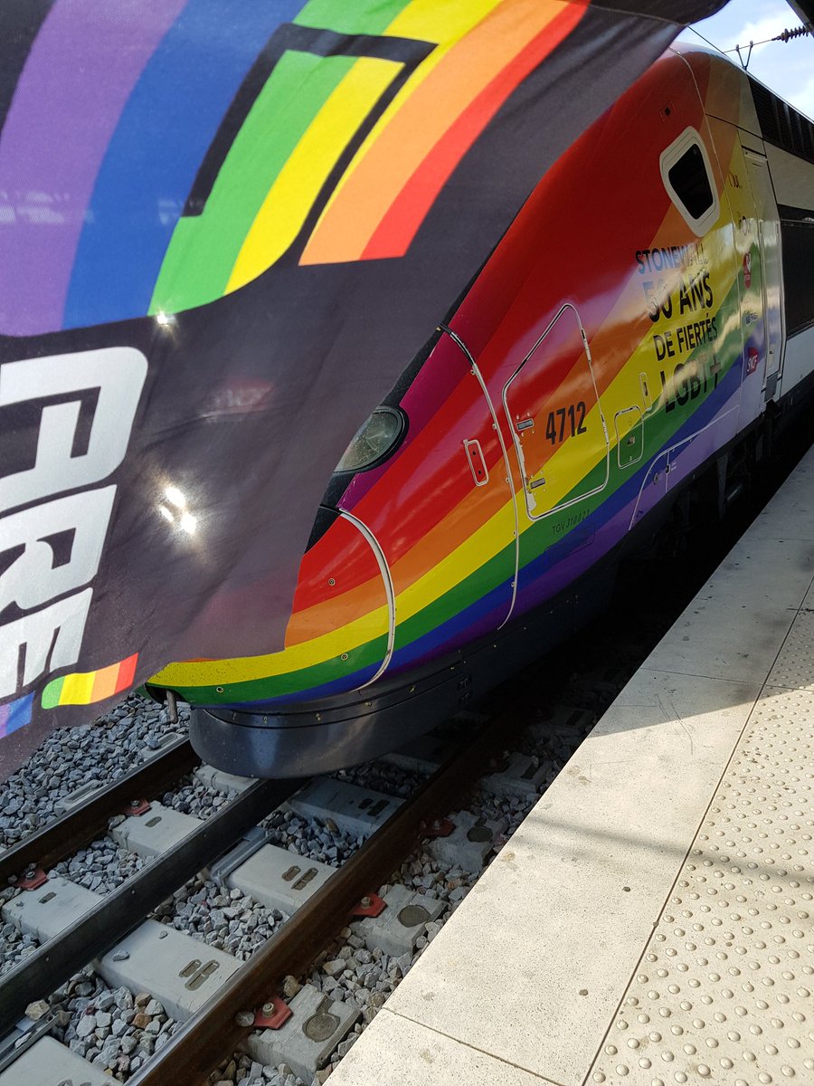 GareLGBT's tweet photo. Surprise . A destination de Pride Metz en gare de Paris Est #Garelgbt #Sncf #50ansstonewall #Mutuelleentrain #voyages #Inoui #Ouisncf #Interlgbt https://t.co/ZZCsRd9Dgk