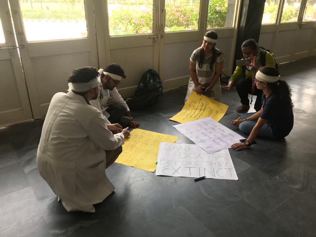 AIIMSRDA's tweet image. Join our peaceful protest for #noviolenceagainstdoctors Candlelight March today.. We request all medicos and non medicos who believe that workplace violence should not be tolerated to join us from JLN Auditorium, AIIMS campus at 6:30 pm @drharshvardhan @UnitedRda @FordaIndia