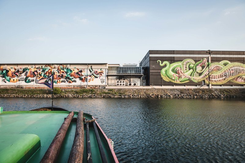 visitlinz's tweet photo. Leinen los! Heute um 15:00 Uhr startet wieder eine Mural Boat Tour in den Linzer Hafen! Einen besseren Blick auf die überdimensionale Hafengalerie bekommt ihr definitiv nirgendwo https://t.co/uQ1GFGx8JW #muralharbor #graffitit #visitlinz #donau #bootstour https://t.co/CZmaDUNCII