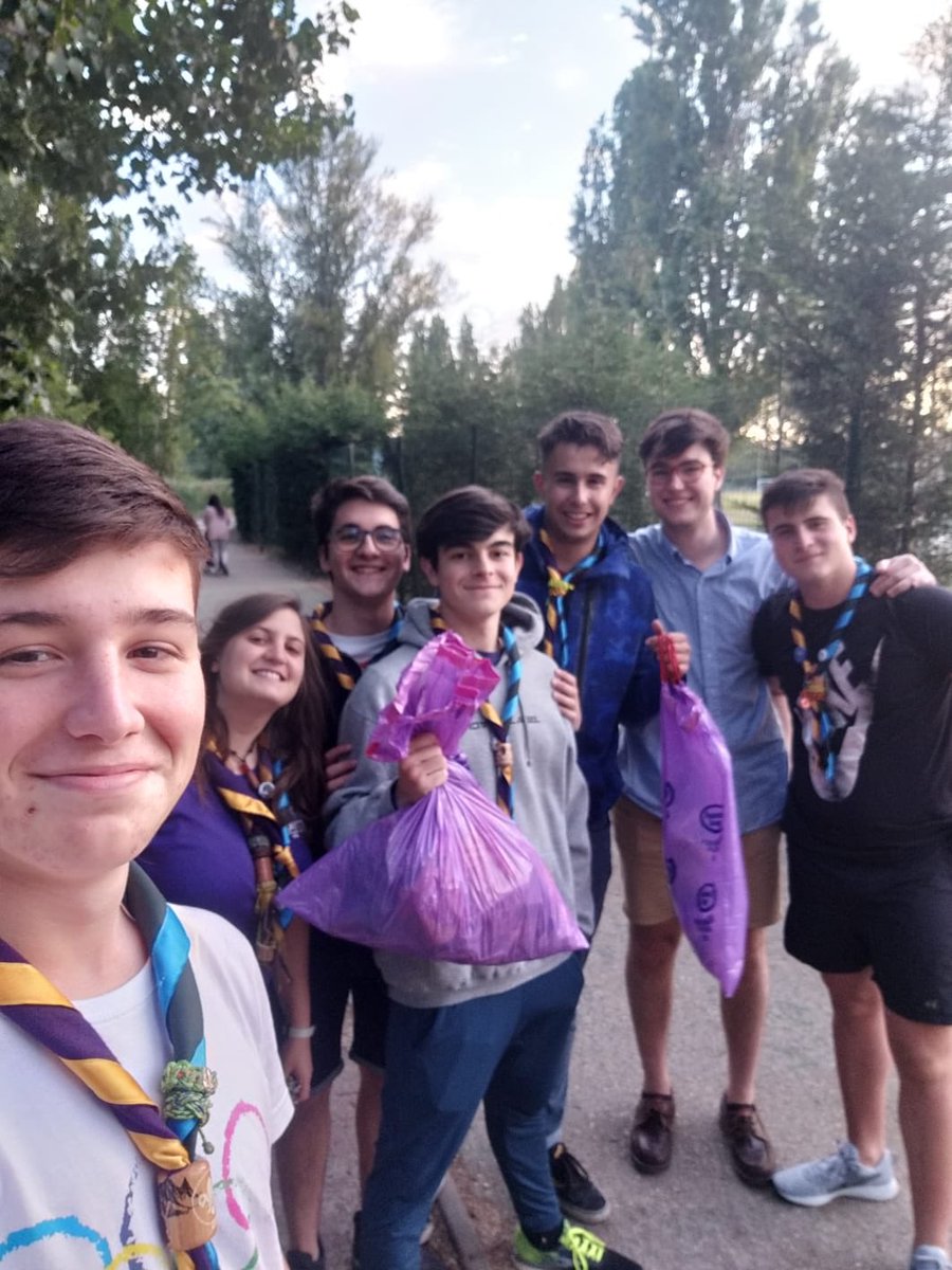 GSCastilla's tweet photo. El Clan Ítaca limpiando la linde del rio en una de las actividades de #PSMMA de @scoutsmsc https://t.co/24s65p1KWJ