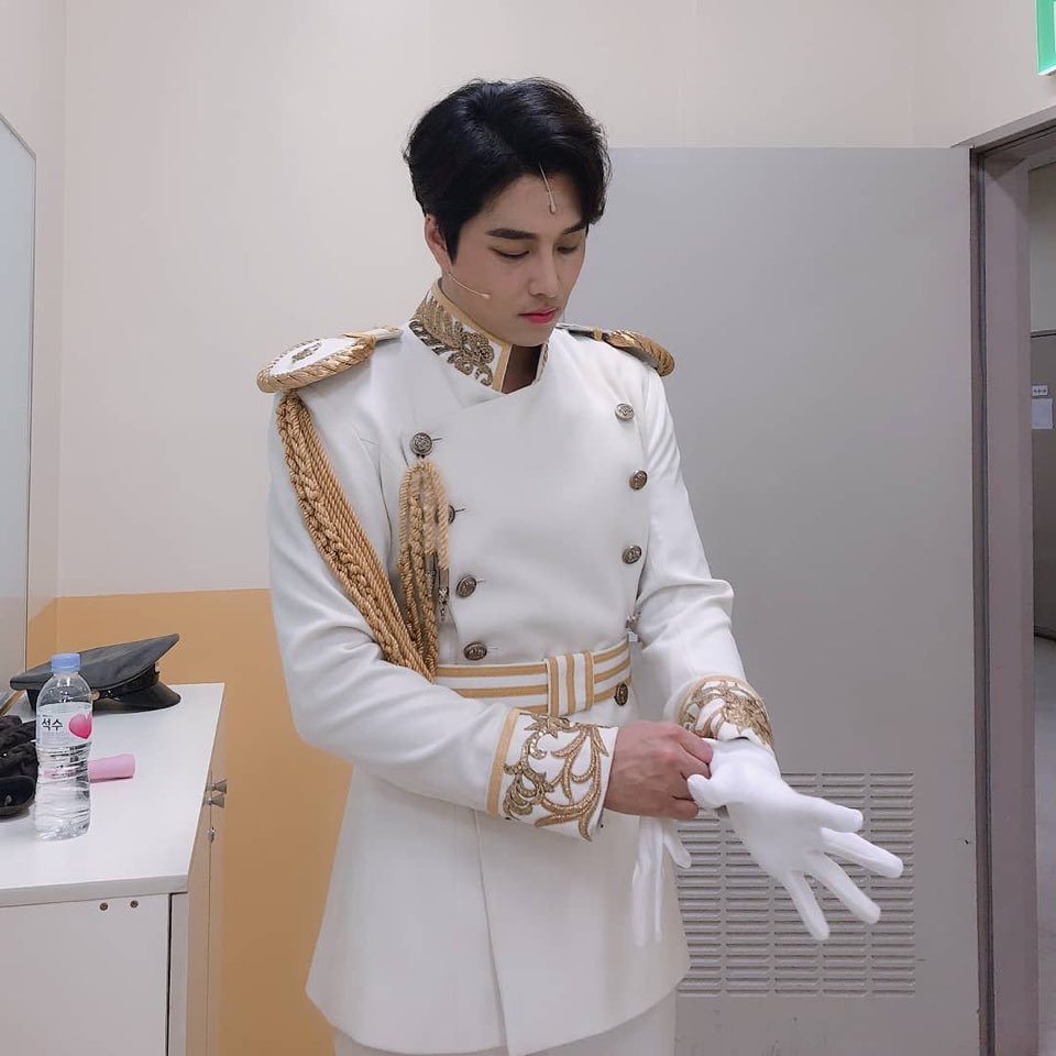 p_bbang's tweet image. 밍브론 흰제복 인류의 자산이다