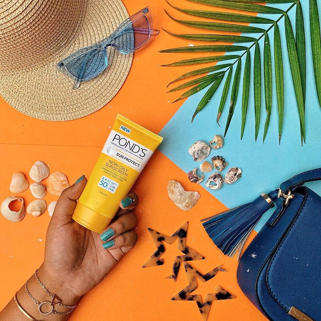 PondsIndia's tweet photo. thevogueamigo loves the Pond's Non-Oily Sunscreen because it's non-sticky and sits perfectly on her skin! Comment with a ‘🌻’ if you use SPF 30 or ‘☀’ if you use SPF 50!
#Ponds #PondsIndia #PondsNonOilySunscreen #BeSunReady #Skincare #Beauty https://t.co/t7pFFczNiT