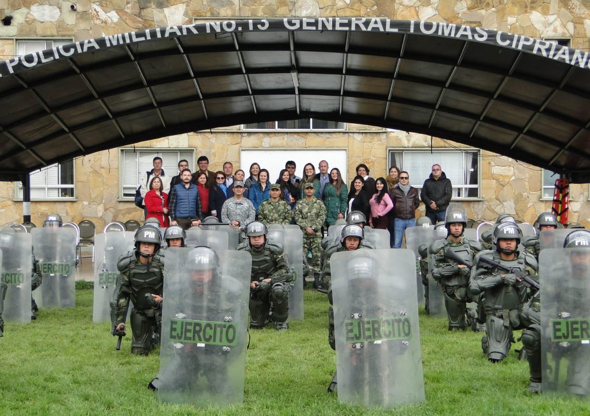FuerzaAereaCol's tweet photo. La Escuela de Postgrados de la @FuerzaAereaCol #EPFAC visitó el Cantón Militar Caldas de @COL_EJERCITO con el fin de mostrar estas capacidades a personal de la Fiscalía General de la Nación.

Más información ➡️ https://t.co/fKCld730XT https://t.co/rv67PWoYbx