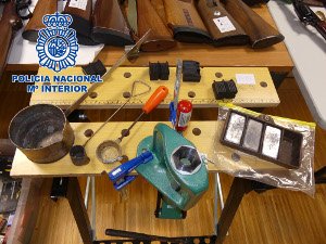 elprogreso_Lugo's tweet image. #ConVídeo 🔴 Este es el impresionante arsenal intervenido en dos pisos de #Lugo y #Vigo. Hay armas de fuego, un depósito de muiniciones de guerra y explosivos ►La operación se inció gracias a las fuerzas de seguridad de EE UU 
elprogreso.es/articulo/lugo/…