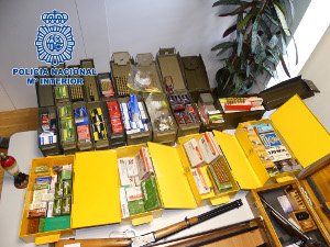 elprogreso_Lugo's tweet image. #ConVídeo 🔴 Este es el impresionante arsenal intervenido en dos pisos de #Lugo y #Vigo. Hay armas de fuego, un depósito de muiniciones de guerra y explosivos ►La operación se inció gracias a las fuerzas de seguridad de EE UU 
elprogreso.es/articulo/lugo/…