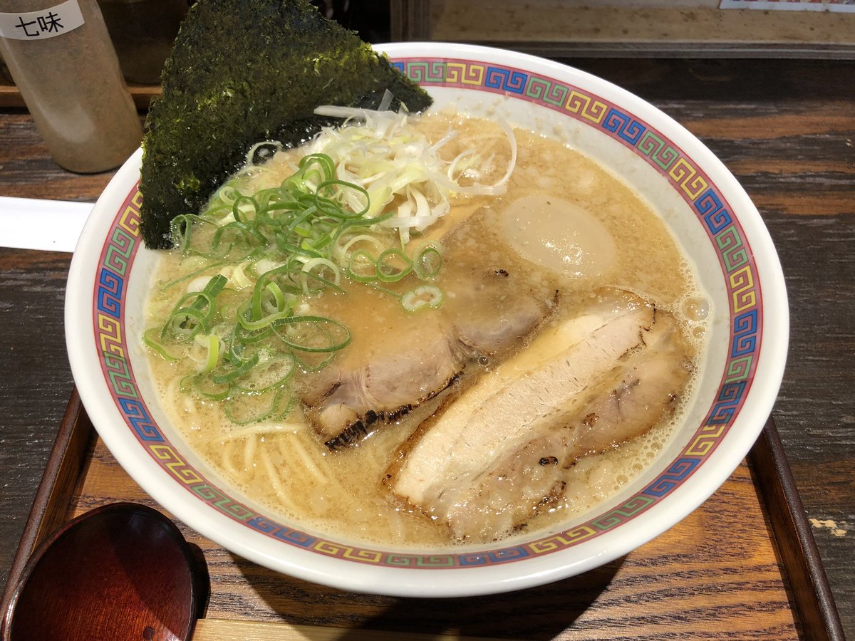 onhei0518's tweet photo. 麺屋三代目 火華@中野

ヒバナじゃなくてカカと読み、韓国からの逆輸入店らしい。
味はその昔流行った醤油豚骨タイプだが、デフォの1辛でも結構辛く、辛さはオプションにすれば良いのになぁと🤔
ランチは量多めの豚丼がセットでお得。味がもろ吉牛でびっくり笑 https://t.co/fy20nqipwe