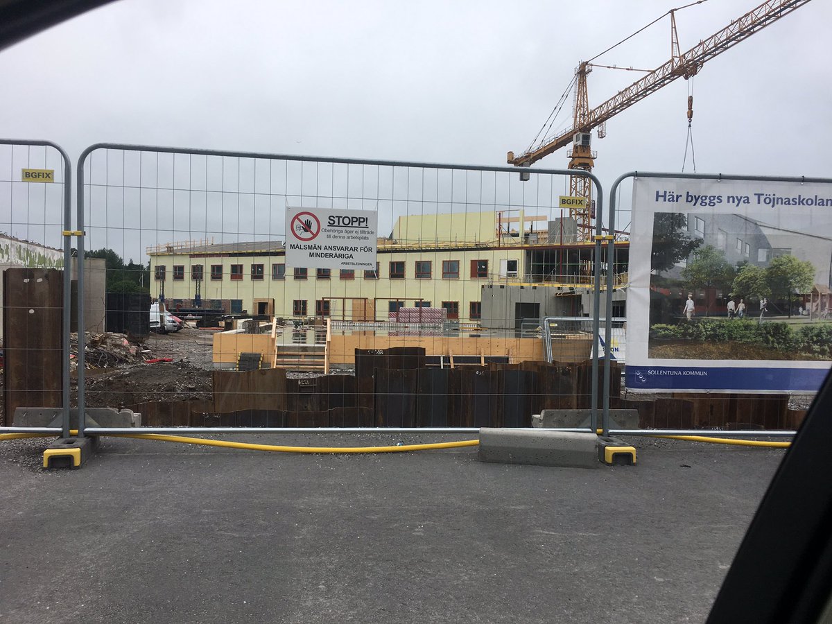 Planeringsdagar 1 &amp; 2 avslutade med bravur. Vi planerar för nästa läsår och framtiden i nya skolan som reser sig högre för varje dag. Personal som gått #fritidslyftet får diplomer och vi får träffa massa nya medarbetare på #töjnaskolan