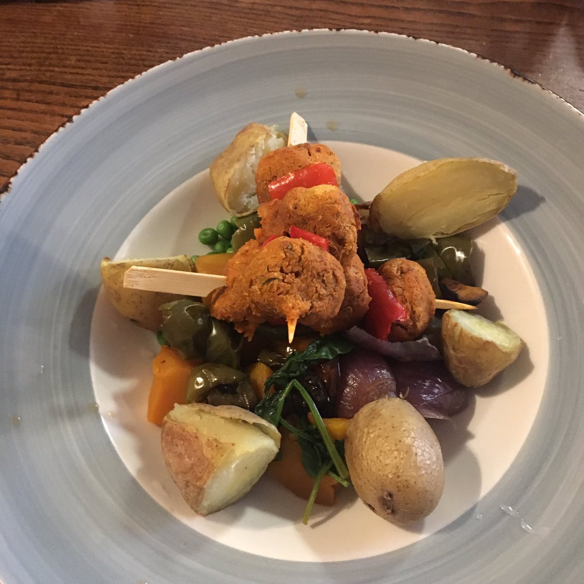 noshameinagain's tweet photo. Really glad I made the right choice and paid £10 for a plate of vegetables.... 🙄🙄🙄 GET ME A BURGER!! ^Victoria • • #synfreefood #swfam #podernfamily #slimmingworld #weightloss https://t.co/GFKNmGDs7S