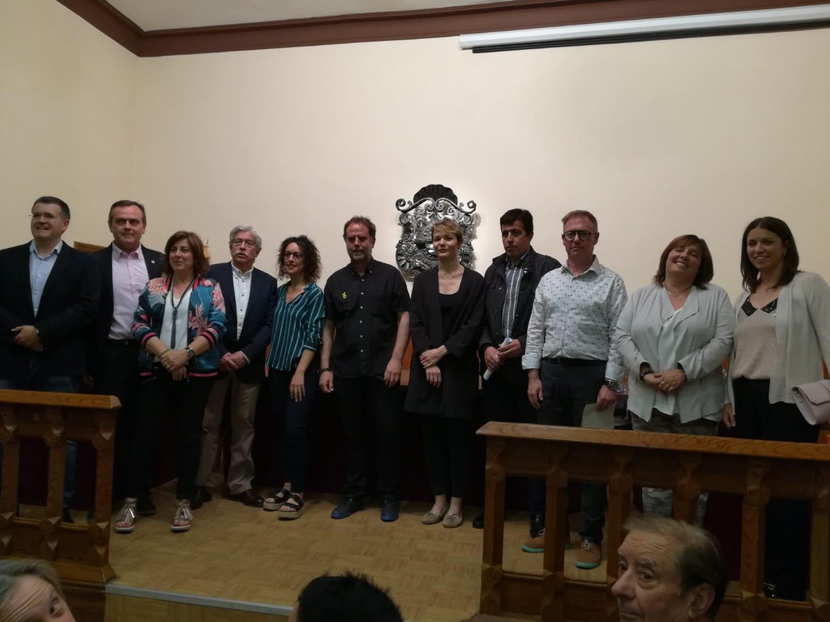 esquerracamp's tweet photo. Aquest goig feien els membres dels governs municipals de diverses poblacions de la Conca de Barberà en el dia en què s'han constituït els ajuntaments:
1. Montblanc @Agrupament 
2. L'Espluga de Francolí @somespluga 
3. Santa Coloma de Queralt 
4. Sarral @PobleFem https://t.co/6pbo6YTIju