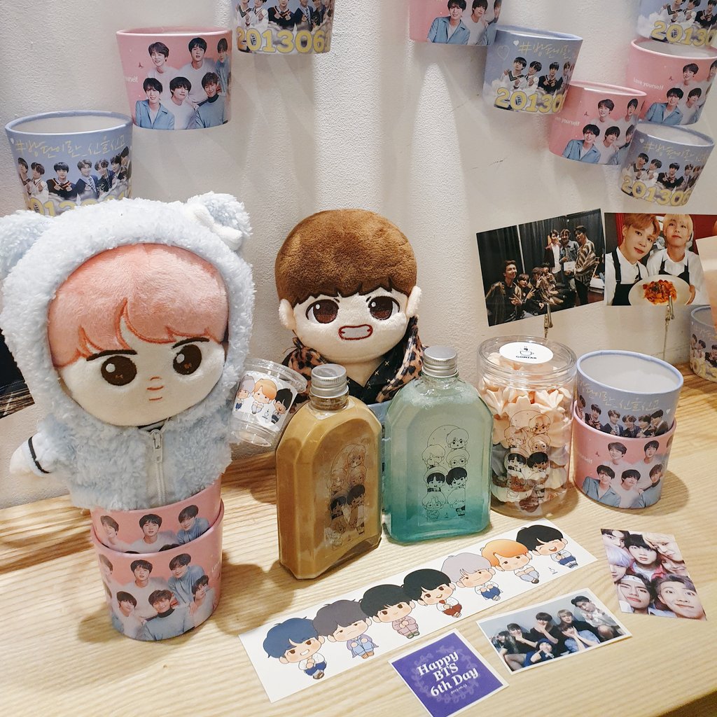 cafegomzak's tweet photo. 주최자분의 요청으로 BTS 6주년 기념 컵홀더 이벤트를 하루 더 연장하기로 했어요.
💜 추가 일정 - 6월 16일(일) 10:00 ~ 21:00
내일 하루 더 만나요~😊
#방탄이란_신을신고_함께한_6주년
#cafegomzak #gomzak #곰작
#방탄6주년 #BTS6th #방탄컵홀더
#bts보라데이션세트 #방탄미니컵홀더 https://t.co/vkRzGmNVrb