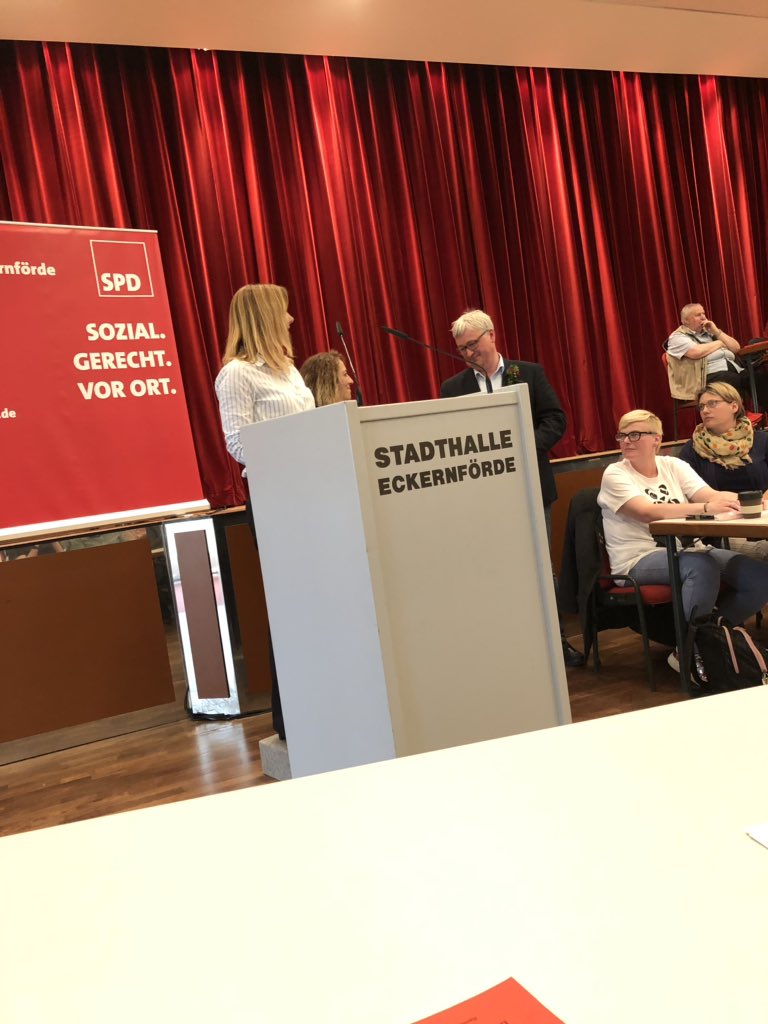 SPD_RDECK's tweet photo. .@SoenkeRix nimmt Abschiedsgeschenk entgegen!
#SPDRDECK #SPD https://t.co/URyU7C3W8t