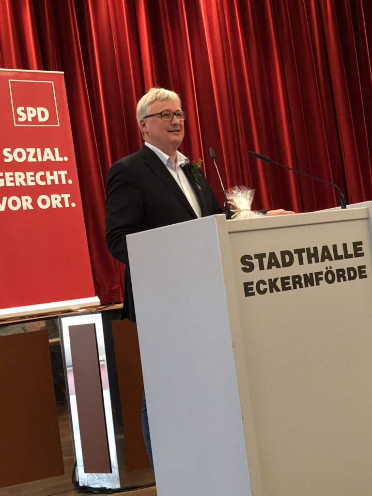 SPD_RDECK's tweet photo. .@SoenkeRix nimmt Abschiedsgeschenk entgegen!
#SPDRDECK #SPD https://t.co/URyU7C3W8t