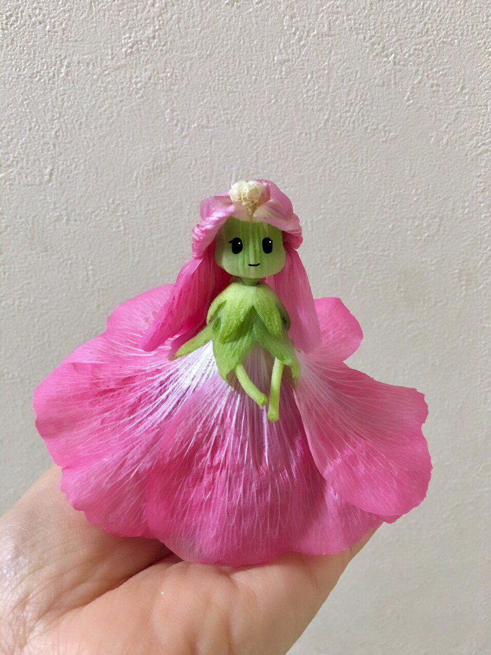 Inori タチアオイでお姫様を作りました 立葵の花は梅雨入りの頃に咲き始め 下から上に咲き上がって行きます 咲いている花と前日に咲いた花を使います 作り方動画は次に 今日は髪の留め方を工夫しました 去年王冠にしたガクで髪を挟んで留めました Inori タチアオイでお姫様を作りました 立葵の花は梅雨入りの頃に咲き始め 下から上に咲き上がって行きます 咲いている花と前日に咲いた花を使います 作り方動画は次に 今日は髪の留め方を工夫しました 去年王冠にしたガクで髪を挟んで留めました