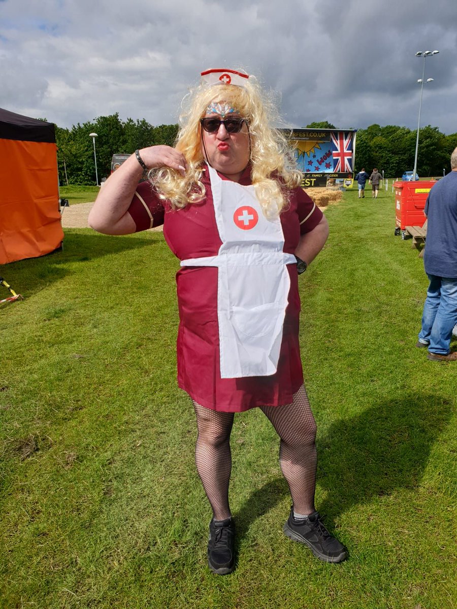 It's all kicking off at the social pitch, looking good ladies...

buff.ly/2tapKOQ #MKRUGGERFEST #Rugby7s #Tournament #MiltonKeynes #Fun #Family #RugbyisLife
