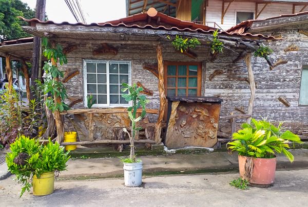 travel_hippi's tweet photo. You know you’re in a small town when nobody, including the cops, mind your flowers in the street. And it does make this corner curio business stand out. Old, authentic, real.

#TravelHippi #HispanAm #Panama #StreetPhotography #WhileIWasWalking https://t.co/QVwD0UW5ED