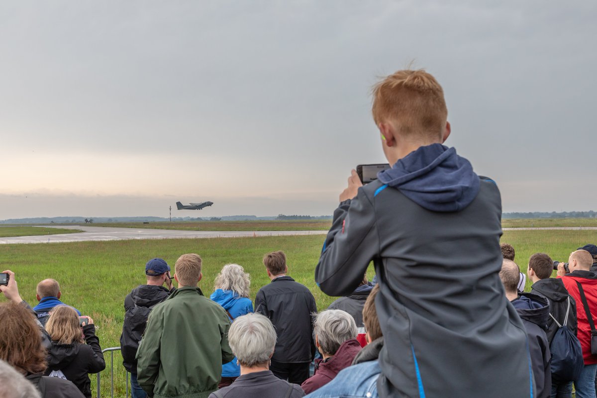Team_Luftwaffe's tweet photo. #TagDerBundeswehr2019 heute in #Faßberg und #Jagel! Zehntausende Besucher an beiden Luftwaffenstandorten. Bis 17.00 Uhr sind die Flugplätze noch offen. Nutzen Sie die Chance und genießen Sie das Flugprogramm und Großgeräte der #Bundeswehr. #TdBw2019 https://t.co/nBE4vtRynh