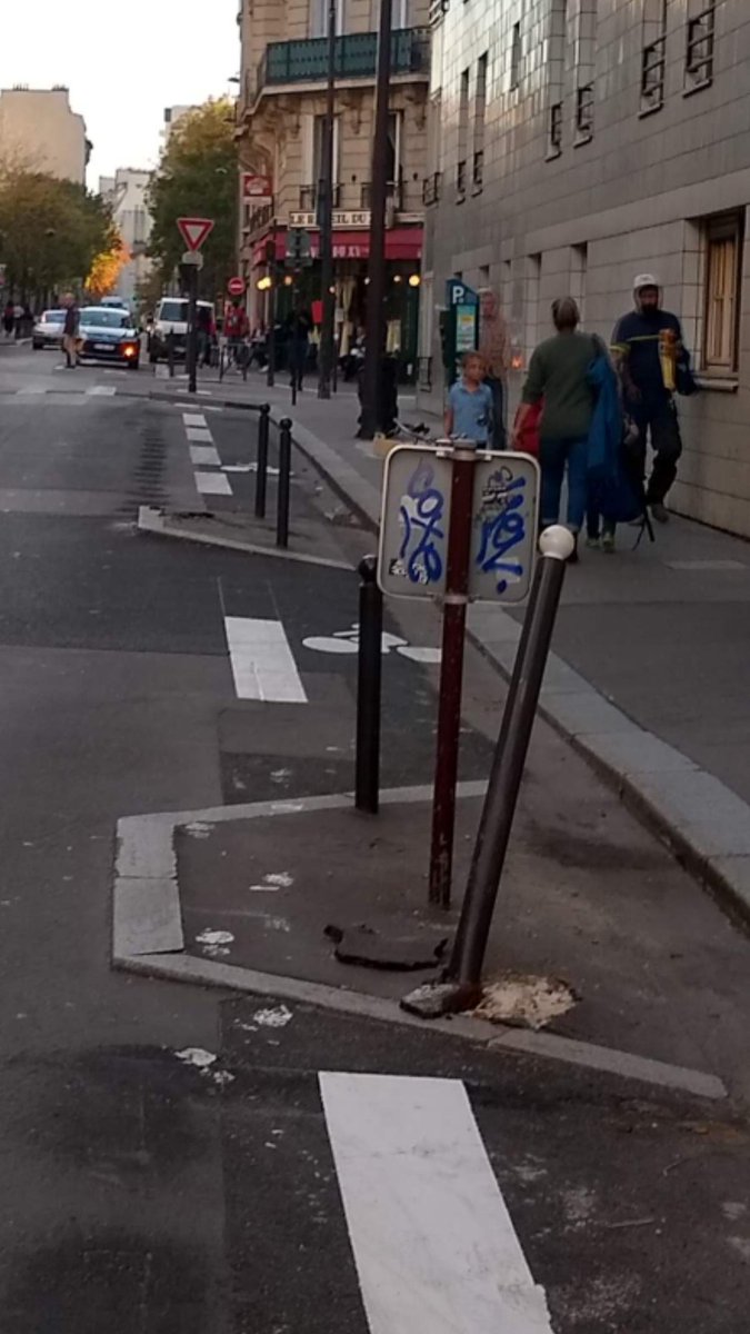 Slightly interrupted contraflow bike lane in Paris. 

#paintaintinfra

Credit: <a href="/Red_Vlo/">Red à vélo</a>