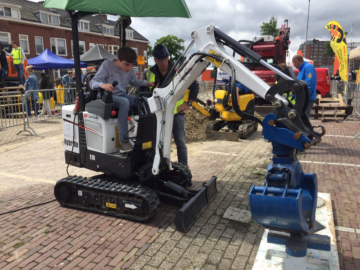 <a href="/MaximeVerhagen/">Maxime Verhagen</a> krijgt rondleiding van <a href="/vd_Gragt/">Van der Gragt</a> tijdens #dagvandebouw experience in Zaandam. Maak hier kennis met diverse aspecten van de bouw en infra.