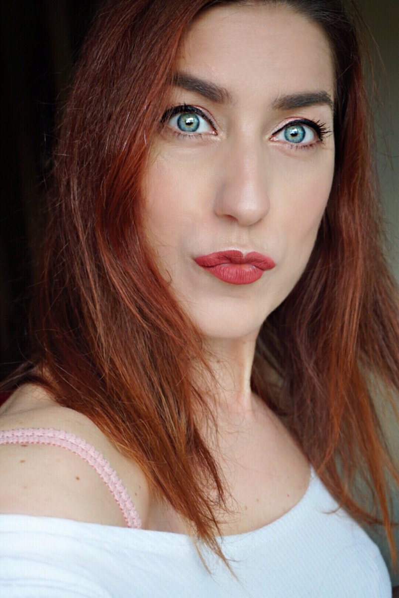 SandraMiau1876's tweet photo. ¡Feliz finde!💋
Maquillaje con la base #superbalanced @Clinique , ojos paleta #rhythmoffreedom #wibo Bronceador colorete e iluminador #3stepstoperfectface #wibo
Los productos los encontráis en @primor
.
Labial: Bumble @ColourPopCo
#makeup #clinique #primor https://t.co/hCkYeUHb5O