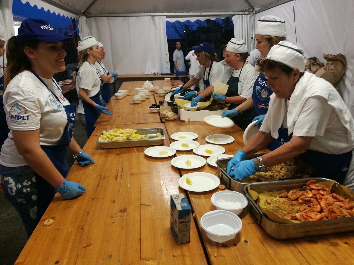 Al via la Sagra del Pesce di Fiumicino!!!  15-16 giugno 
Nella Padella Gigante verranno fritti 20 quintali di calamari e gamberi mentre in cucina gli chef prepareranno gustosi primi piatti e 6 quintali di cozze. Degustazioni a partire dalle ore 20 (DOMENICA 16 dalle 19!!!).