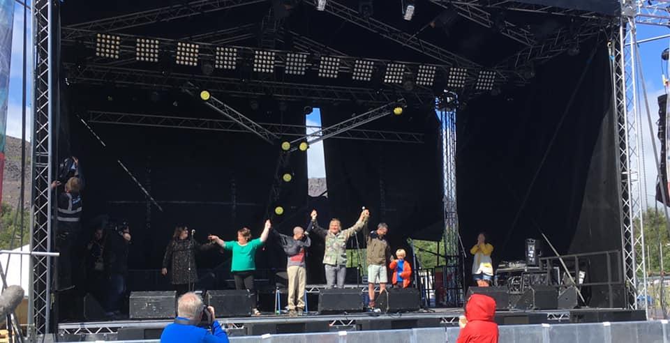 IechydDaBangor's tweet photo. Great start to Saturday #ZipRoc, singing with Côr Tenovus/Sing With Us Bangor @SingwithUsChoir @KieferBaritone & Mike Peters @LHSUK Thank you to Pete McCleave for sharing his experience, why not register as a donor #100000StemCellDonors @pmjmccleave https://t.co/YyxKS9C9sl https://t.co/fQ8IfTMCzx