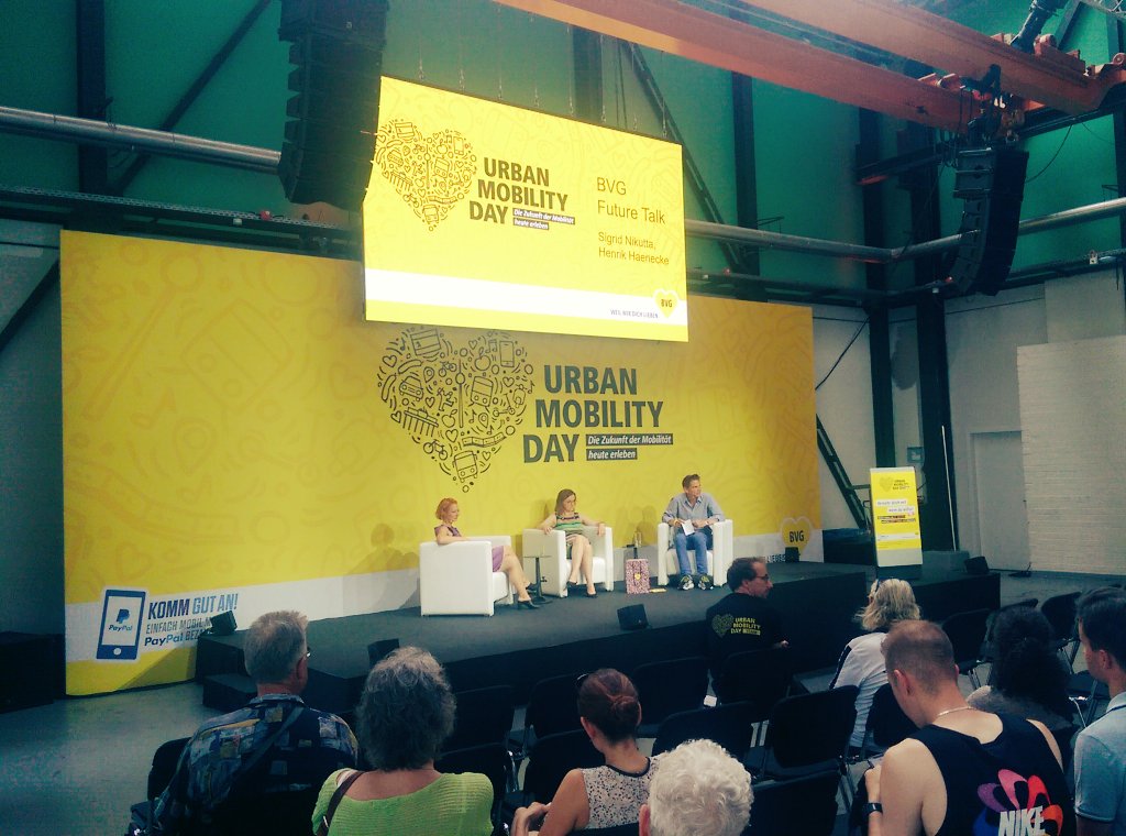 ChristianSoult's tweet photo. Sigrid Nikutta und Henrik Haenecke von der @BVG_Kampagne beim  #UrbanMobilityDay sehen Mobilitätsanbieter für #Carsharing oder #Bikesharing nicht mehr als Konkurrenz. Nur gemeinsam gelingt die #Verkehrswende und der Umstieg vom Privatauto. Stichwort #Jelbi cc @oply_DE https://t.co/vf7AugNtbL
