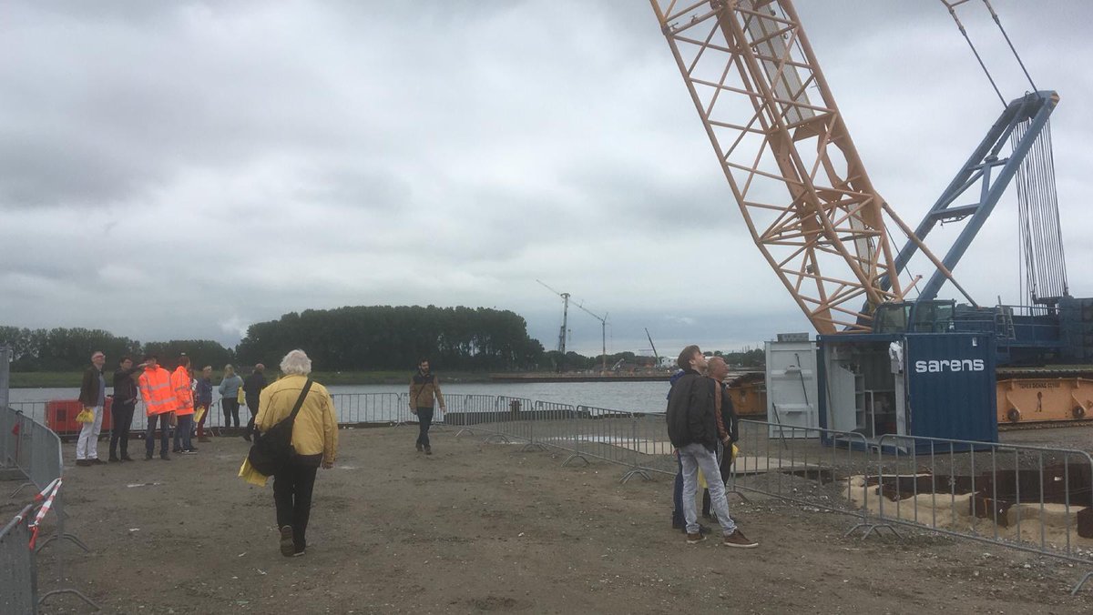 RWS_WNZ's tweet image. Vandaag Dag van de Bouw bij de Blankenburgverbinding.
Je bent tot vanmiddag 16.00 uur van harte welkom op het bouwterrein aan beide oevers!
Meer info: bit.ly/2ZmZL57