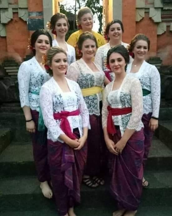 Christofel_ID's tweet photo. Para Putri Kerajaan Arab makai kebaya Budaya Indonesia aja Cantik2,Cc @NuFelics @astidhaniar 👁️👀 https://t.co/luPQnVFjVZ