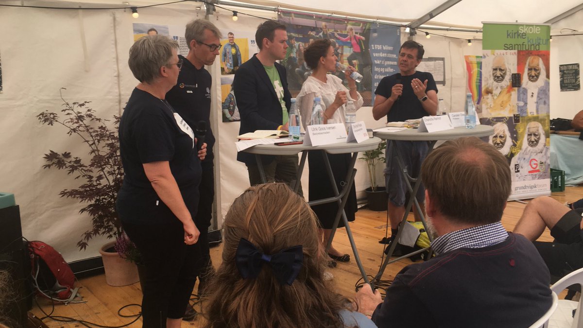 Så er det nu vi debattere unges trivsel og perfekthedskultur i Grundtvigs telt c25 #fmdk #unge #dksund